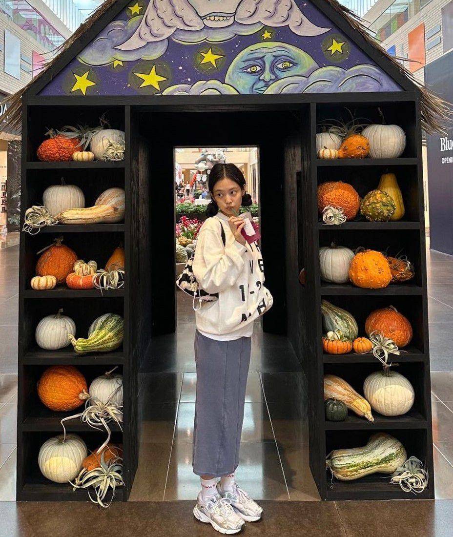 gaya Jennie BLACKPINK dengan outfit serba putih (instagram.com/jennierubyjane)