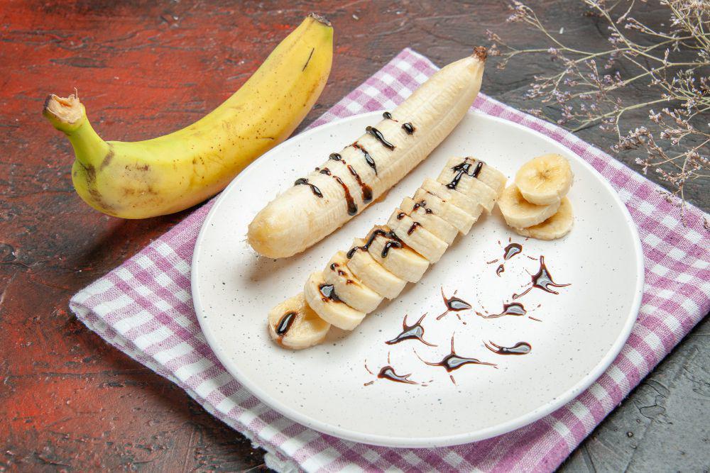 ilustrasi pisang cokelat (freepik.com/KamranAydinov)