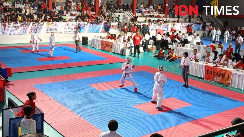Beberapa karateka saat sedang bertanding dalam nomor kumite atau pertarungan, Minggu (8/9/2024).(IDN Times/Dok. Willy Budianti)
