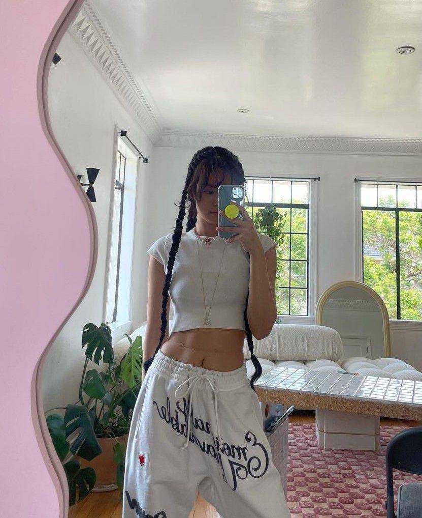 gaya Jennie BLACKPINK dengan outfit serba putih (instagram.com/jennierubyjane)