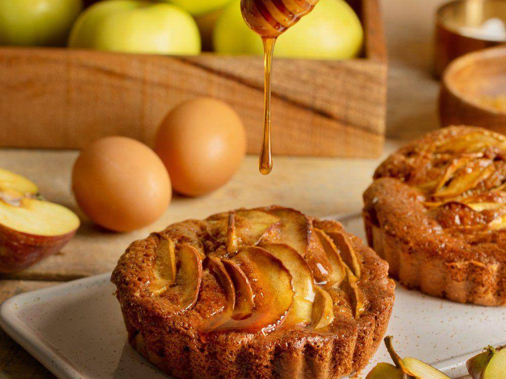 ilustrasi apple pie dan saus manis (freepik.com/freepik)