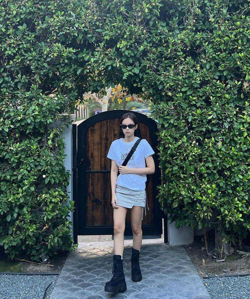 gaya Jennie BLACKPINK dengan outfit serba putih (instagram.com/jennierubyjane)