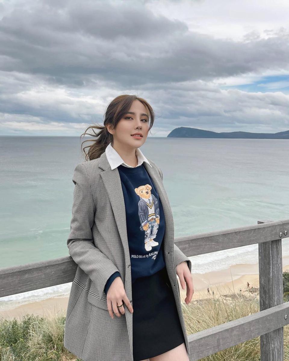 potret Agatha Chelsea di pantai (instagram.com/agatha_chelsea)