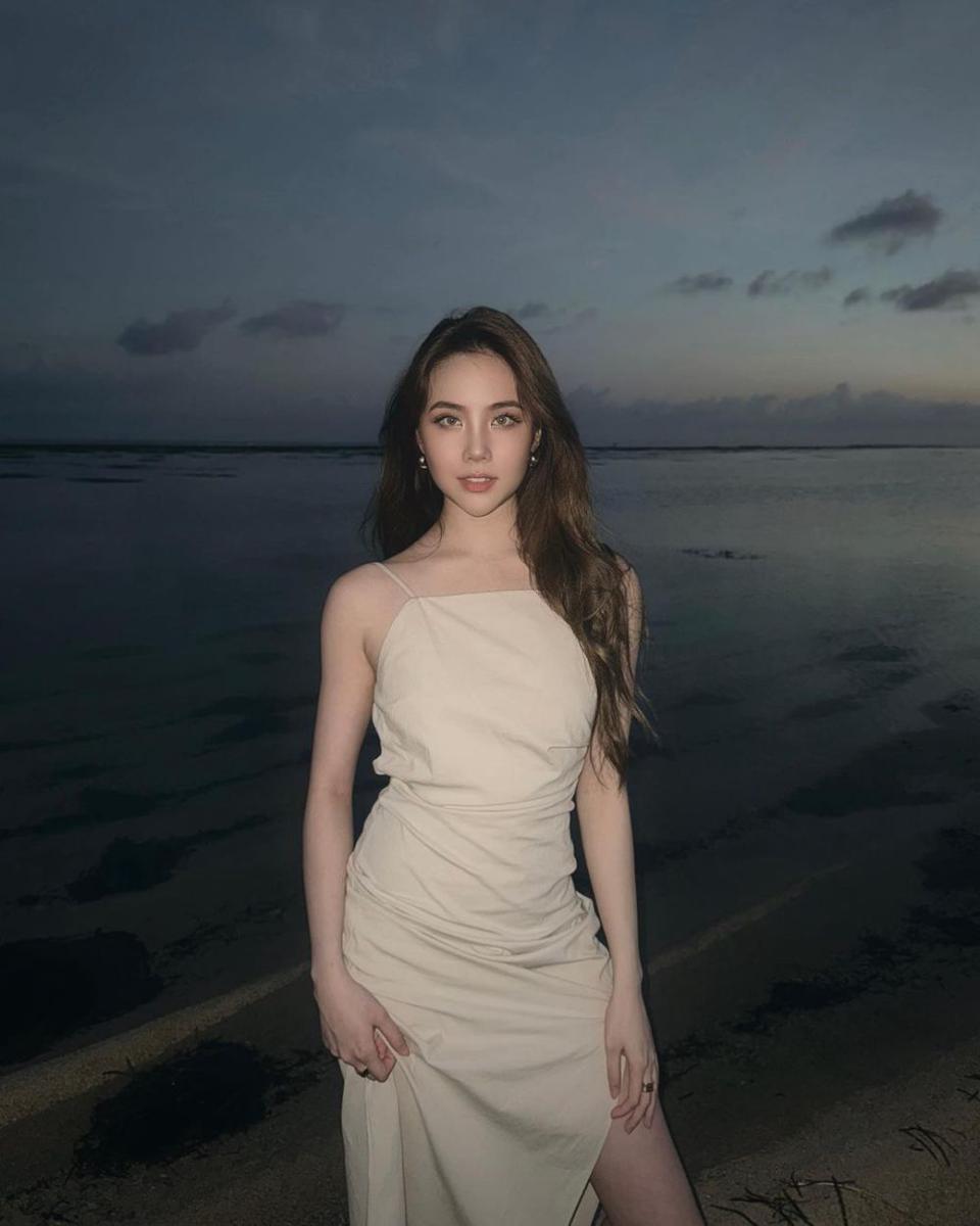 potret Agatha Chelsea di pantai (instagram.com/agatha_chelsea)