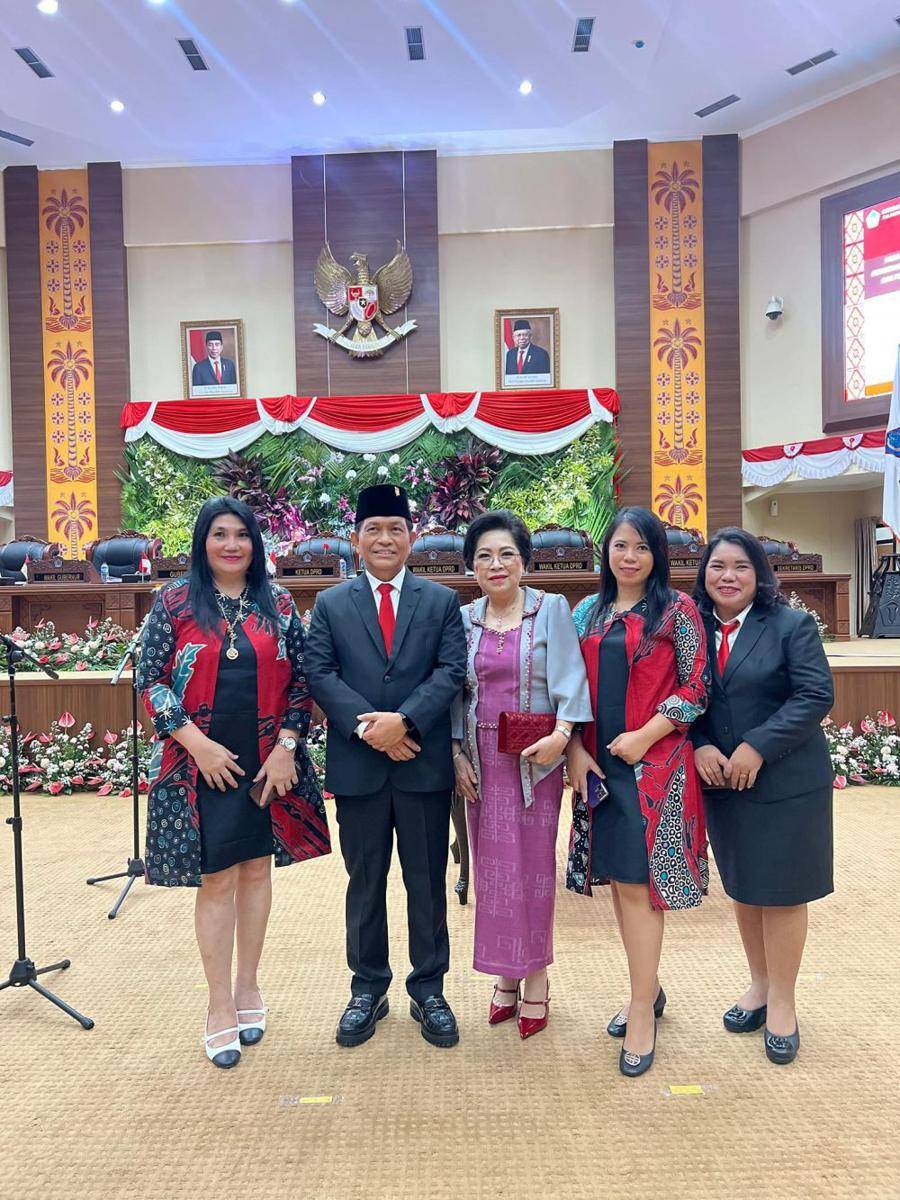 Anggota DPRD Sulawesi Utara, Fransiscus Andi Silangen (kedua dari kanan). Ia merupakan suami dari bakal Calon Bupati Kepulauan Sangihe, Rinny Tamuntuan (tengah). Dok. Istimewa