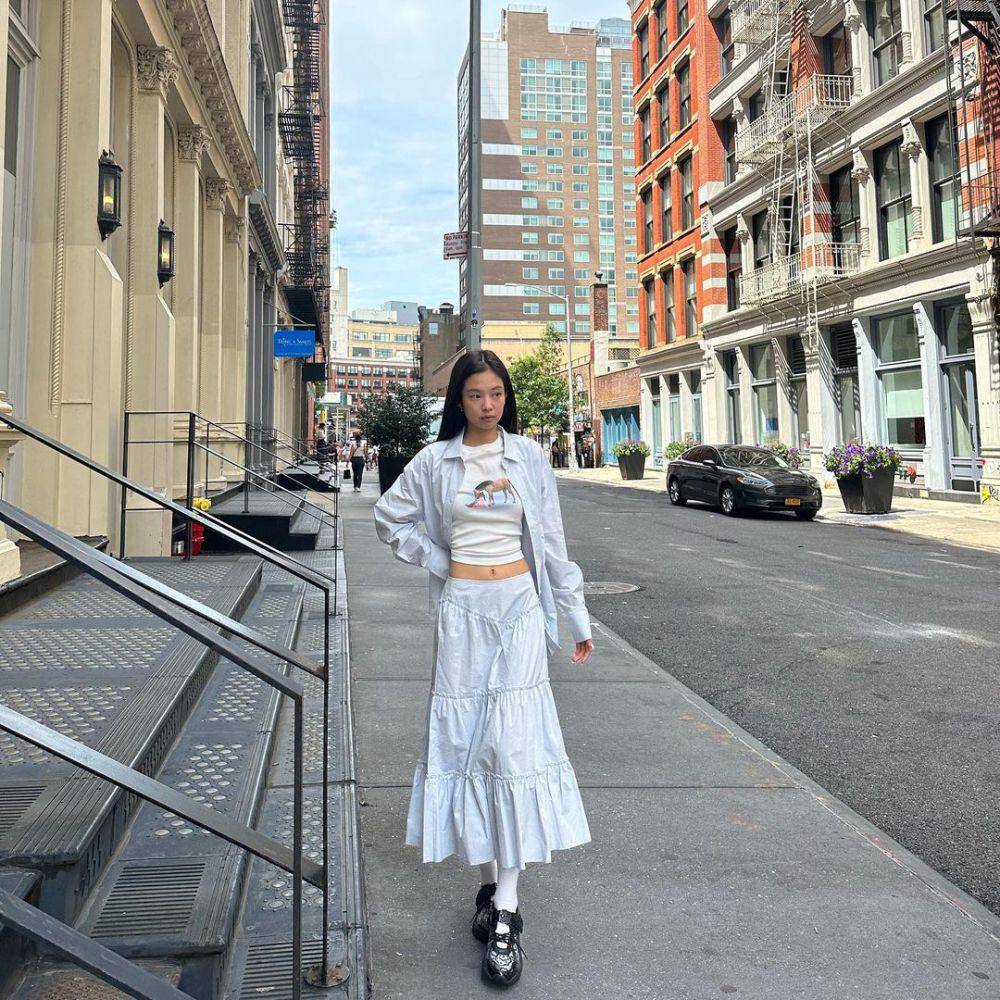 gaya Jennie BLACKPINK dengan outfit serba putih (instagram.com/jennierubyjane)