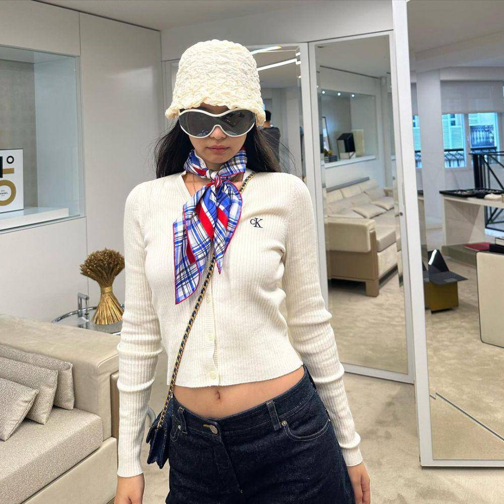 gaya Jennie BLACKPINK dengan outfit serba putih (instagram.com/jennierubyjane)