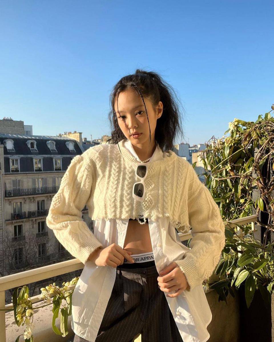gaya Jennie BLACKPINK dengan outfit serba putih (instagram.com/jennierubyjane)