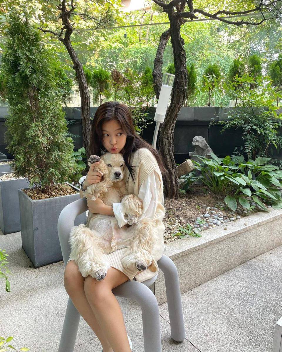 gaya Jennie BLACKPINK dengan outfit serba putih (instagram.com/jennierubyjane)
