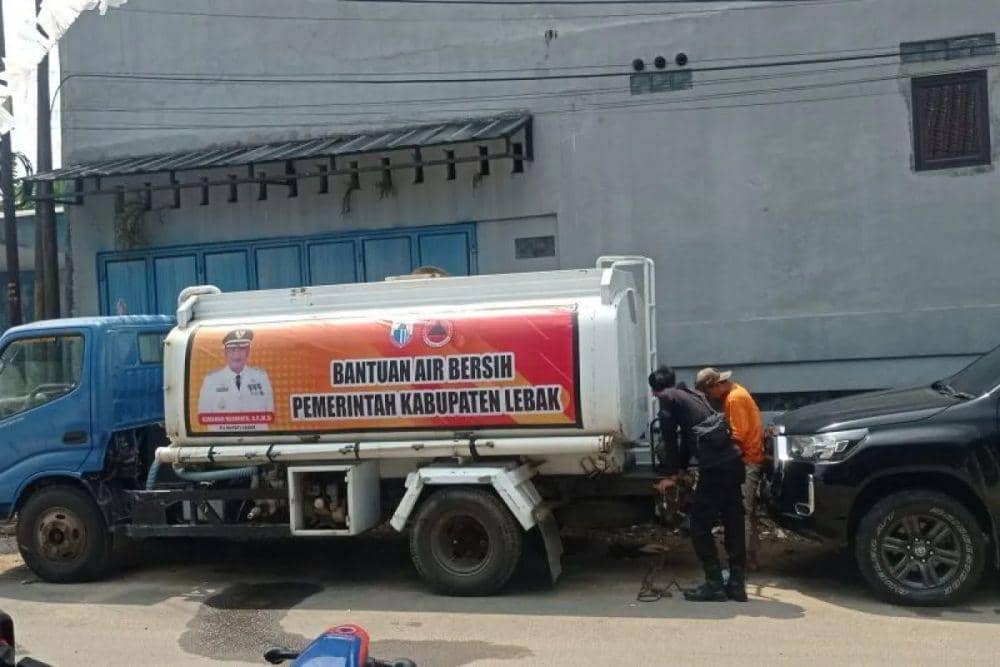Penyaluran air bersih di Lebak (ANTARA/Mansyur)