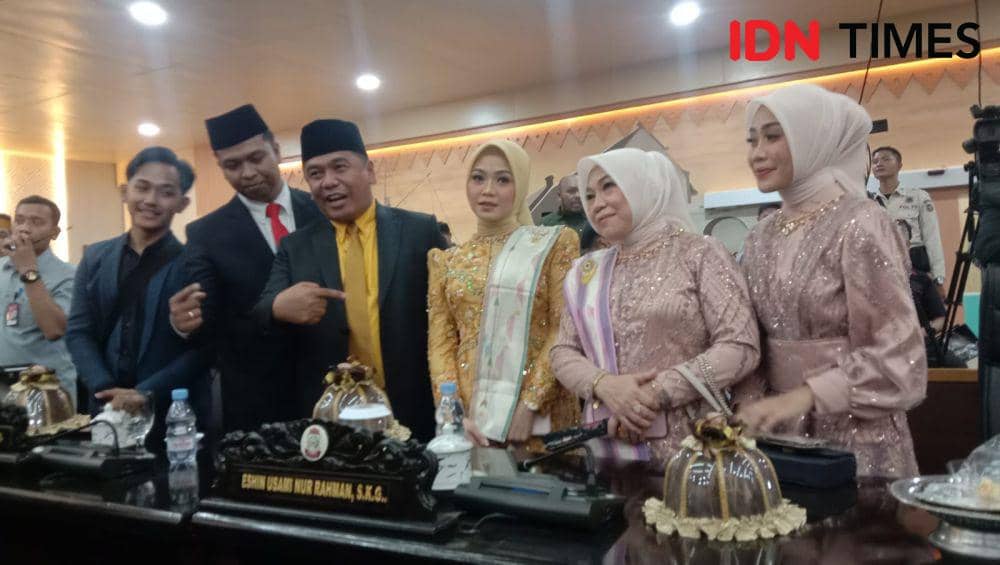 Legislator dari Partai Golkar, Eshin Usami Nur Rahman (ketiga dari kanan), menjadi anggota termuda di DPRD Makassar. IDN Times/Ashrawi Muin