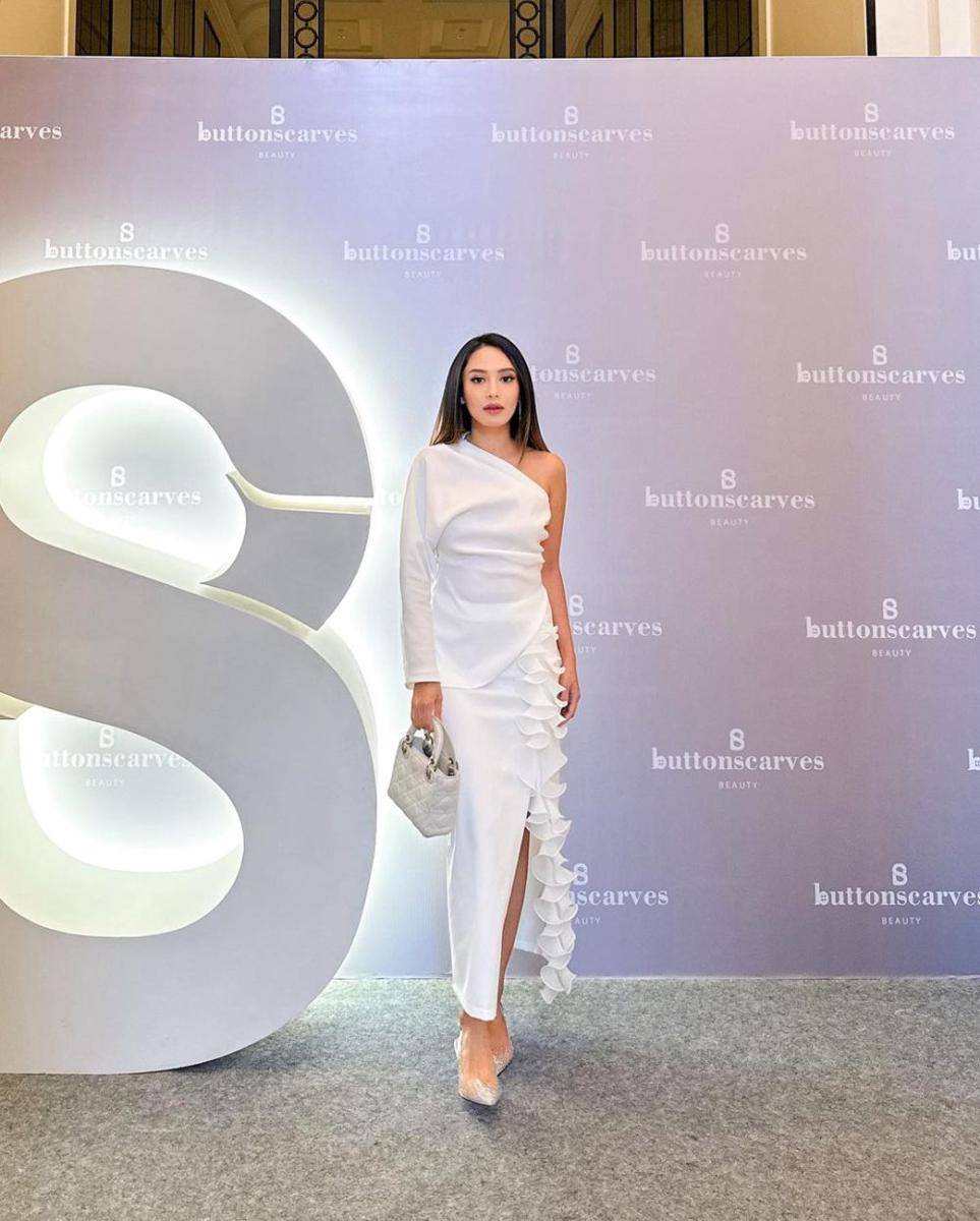 OOTD nuansa putih ala Merdianti Octavia (instagram.com/merdioctav)