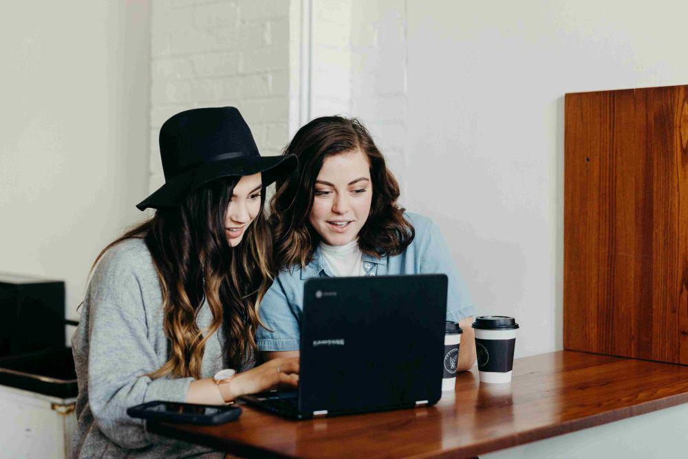 ilustrasi bergosip di kantor (unsplash.com/Brooke Cagle)