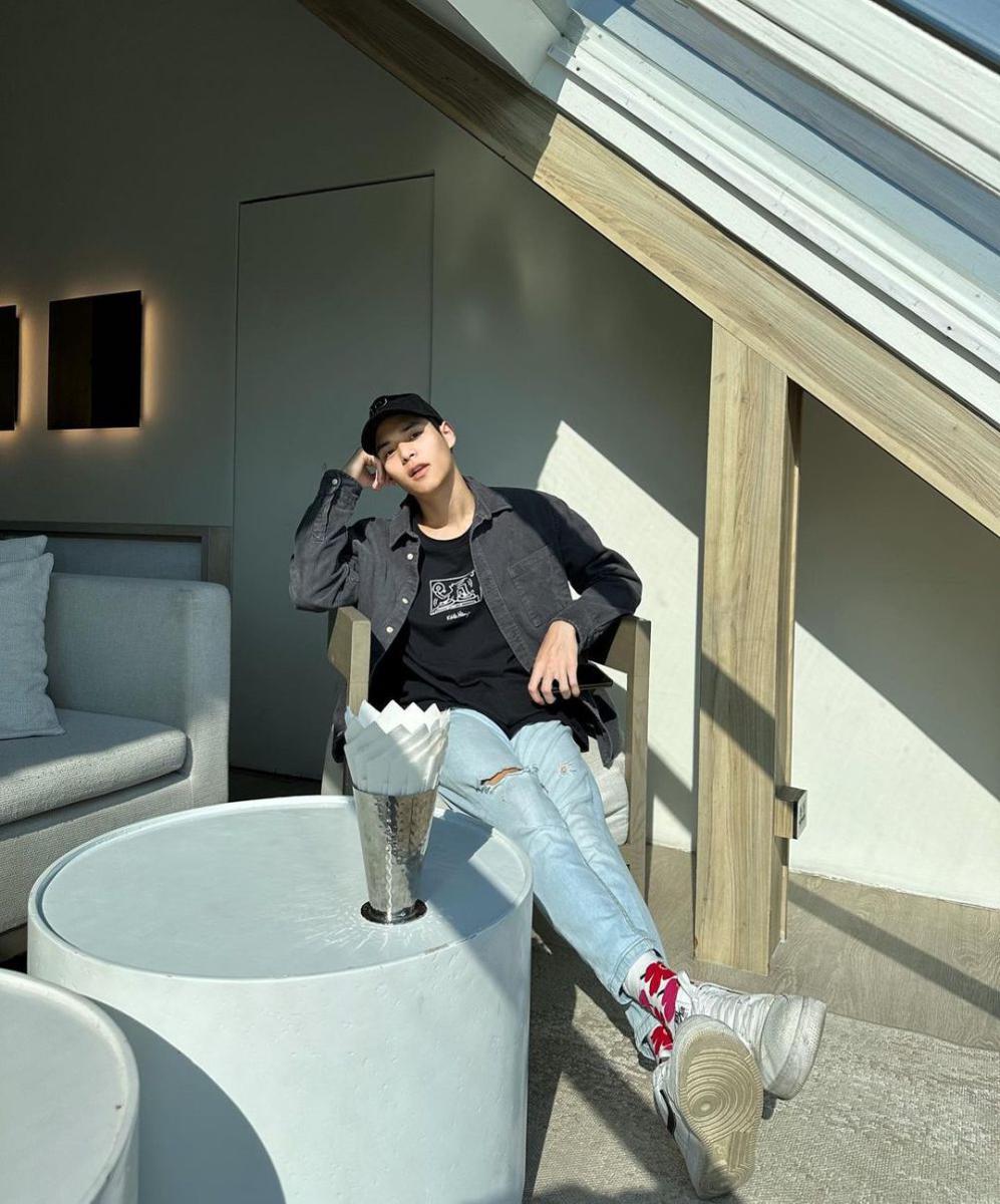 potret OOTD padu padan celana jeans ala Poon Mitpakdee (instagram.com/poon_mit12)