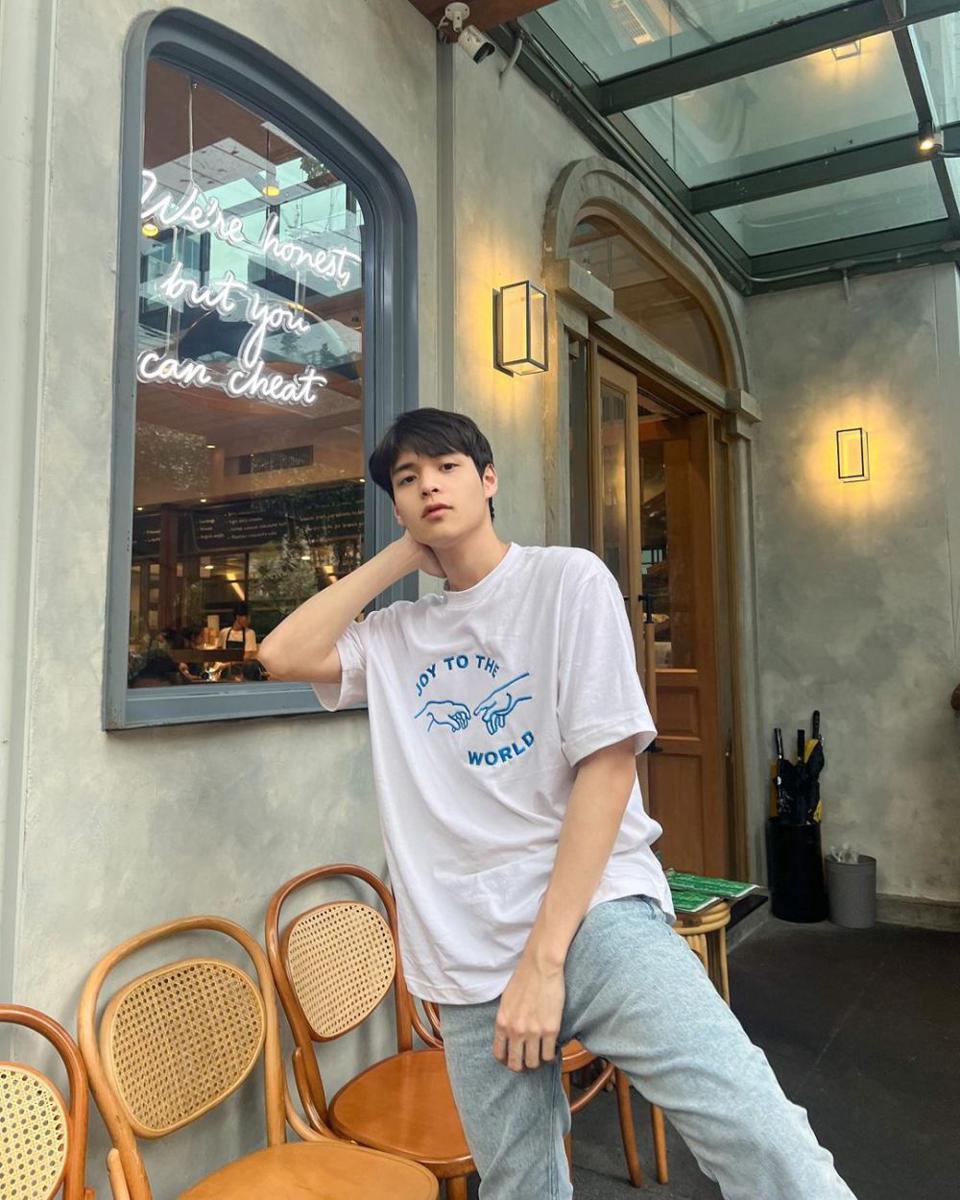 potret OOTD padu padan celana jeans ala Poon Mitpakdee (instagram.com/poon_mit12)