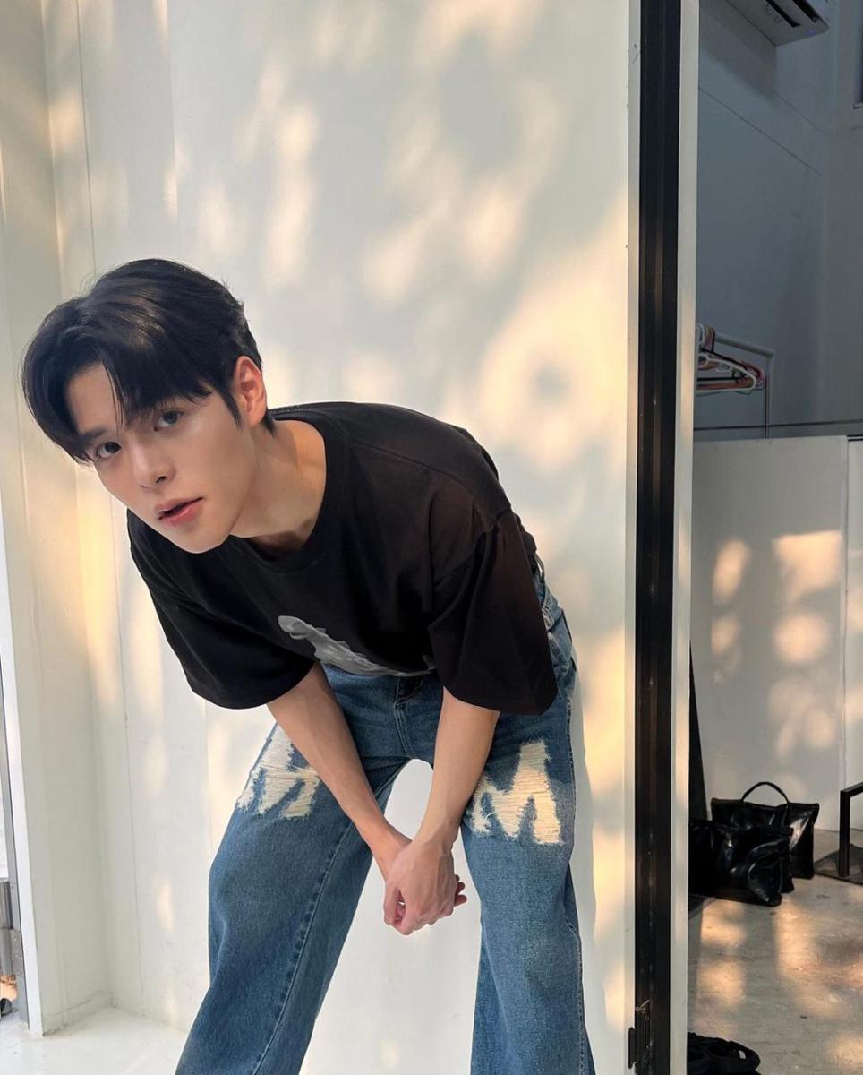 potret OOTD padu padan celana jeans ala Poon Mitpakdee (instagram.com/poon_mit12)