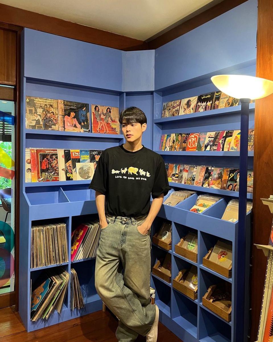 potret OOTD padu padan celana jeans ala Poon Mitpakdee (instagram.com/poon_mit12)