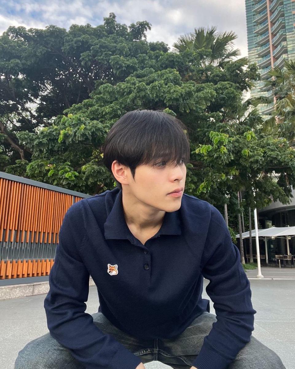 potret OOTD padu padan celana jeans ala Poon Mitpakdee (instagram.com/poon_mit12)