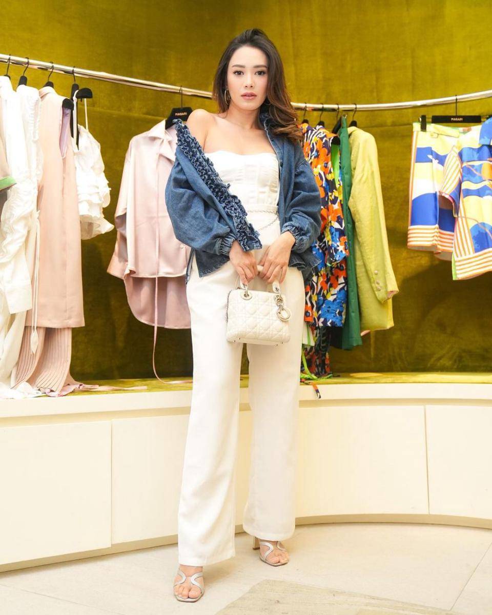 OOTD nuansa putih ala Merdianti Octavia (instagram.com/merdioctav)