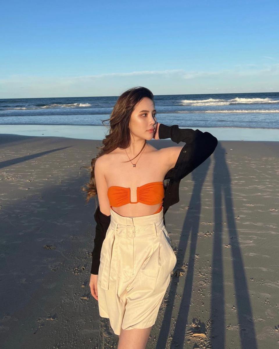 potret Agatha Chelsea di pantai (instagram.com/agatha_chelsea)