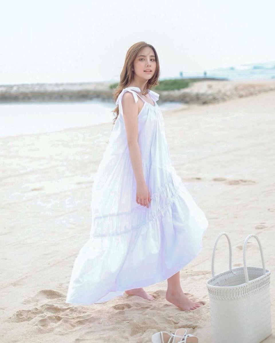 potret Agatha Chelsea di pantai (instagram.com/agatha_chelsea)