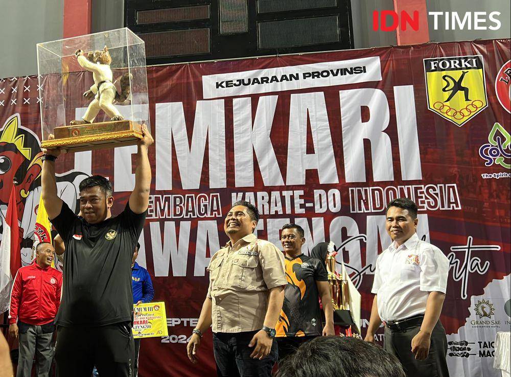 Ketua umum lemkari jawa tengah, Sensei Willy Budianto (tengah) nampak tertawa lepas saat menyaksikan piala yang diraih kuta surakarta, Minggu (8/9/2024).(IDN Times/Dok. Willy Budianto)