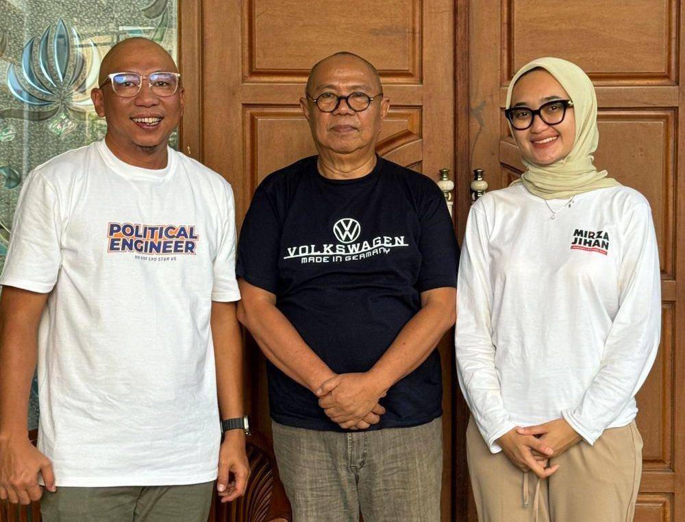 Paslon Gubernur dan Wakil Gubernur Lampung, Rahmat Mirzani Djausal-Jihan Nurlela berswafoto bersama dengan Ketua Tim Pemenangan Bachtiar Basri. (IDN Times/Istimewa).