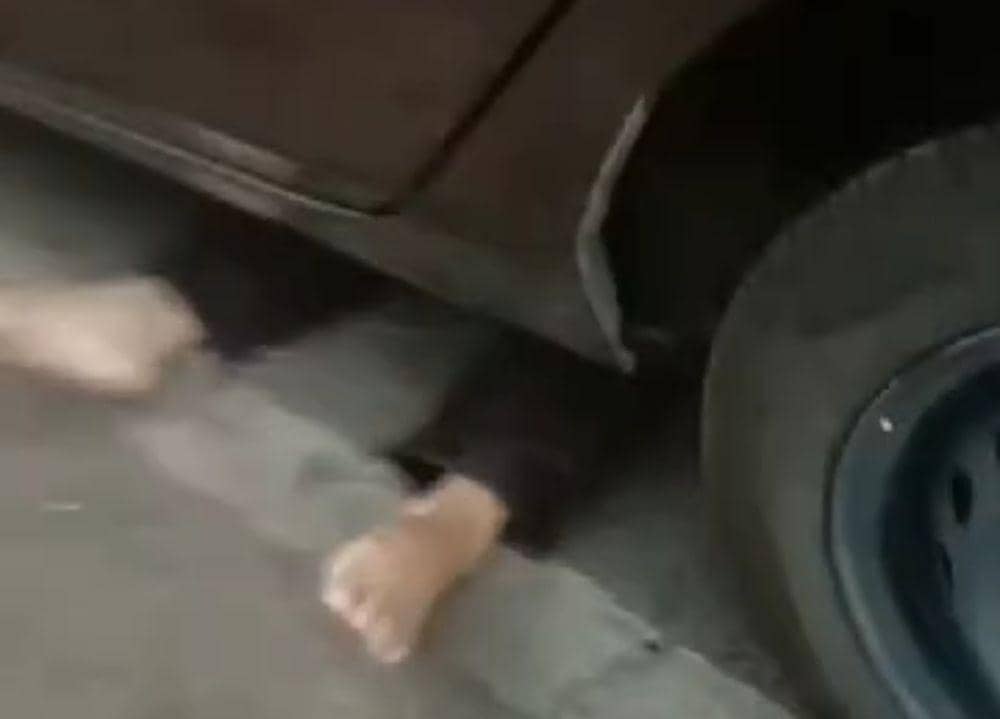 Tangkap layar rekaman video kecelakaan korban masuk kolong mobil di Bandar Lampung. (IDN Times/Istimewa).