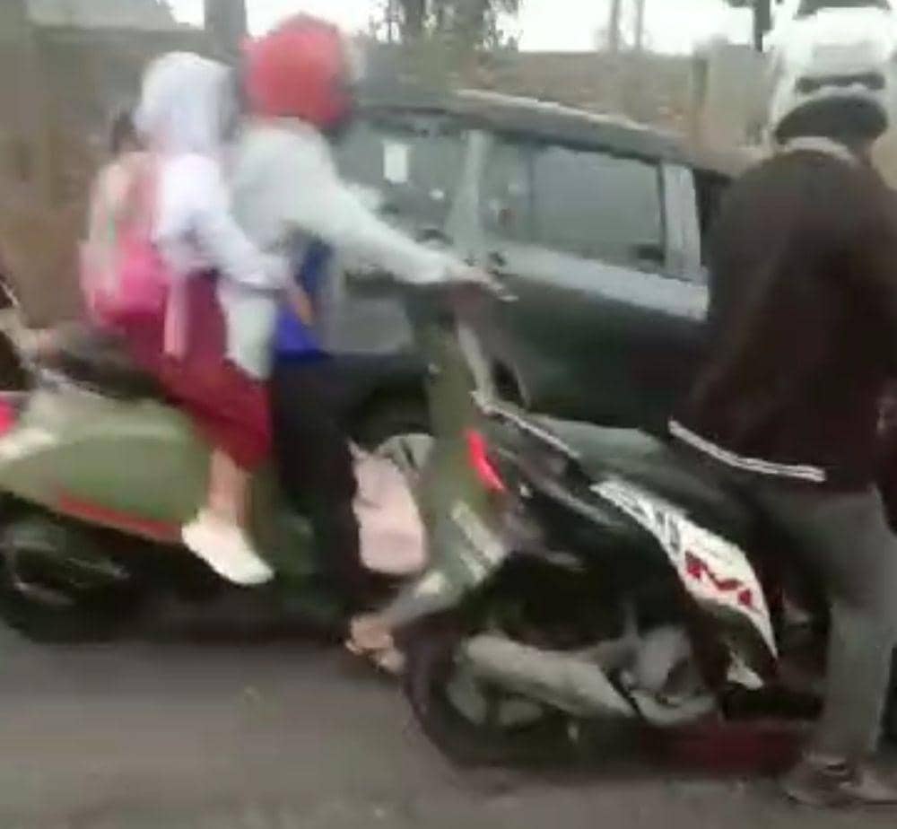 Tangkap layar rekaman video kecelakaan korban masuk kolong mobil di Bandar Lampung. (IDN Times/Istimewa).