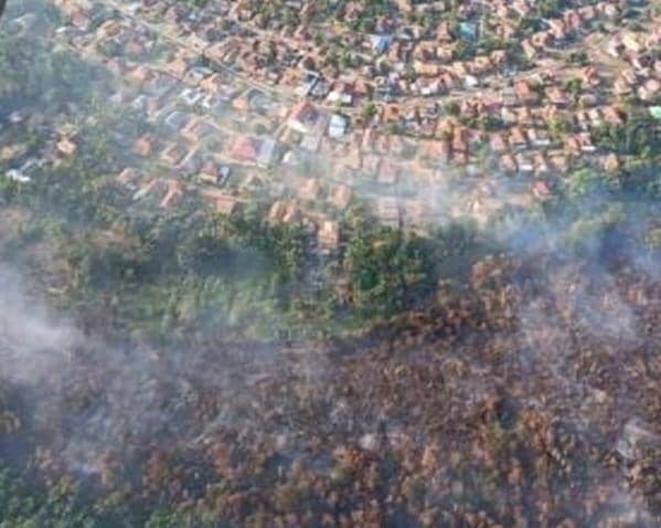 Warga Muara Enim Bantu Petugas Padamkan Karhutla di Sungai Rotan