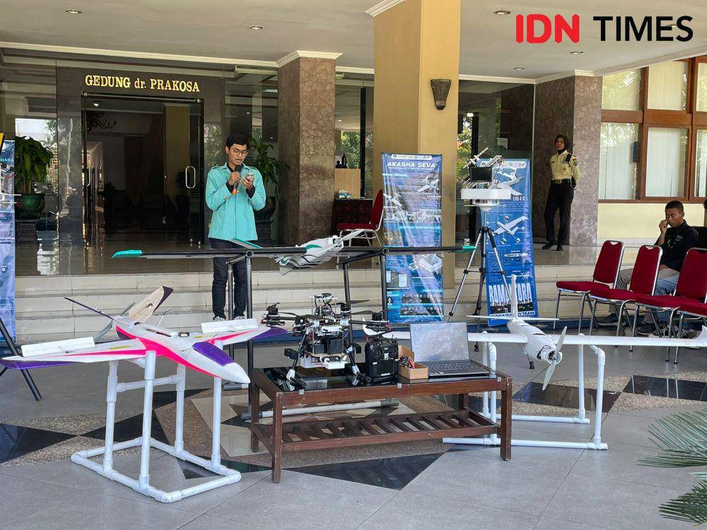 Empat tim dari Bengawan Unmanned Vehicle (UV) UNS yang akan bertanding di KRTI 2024. (IDN Times/Larasati Rey)