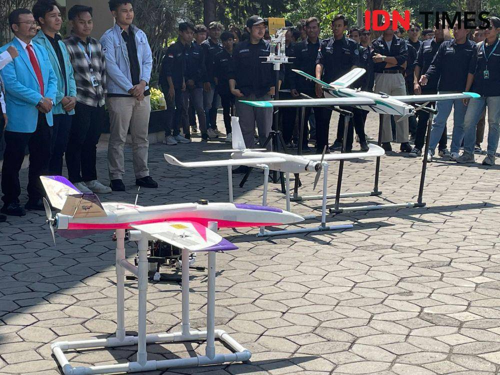 Empat tim dari Bengawan Unmanned Vehicle (UV) UNS yang akan bertanding di KRTI 2024. (IDN Times/Larasati Rey)