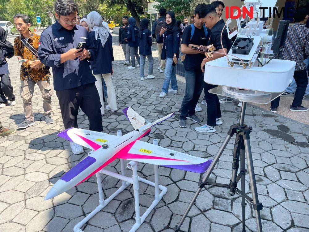 Tim dari Bengawan Unmanned Vehicle (UV) UNS yang akan bertanding di KRTI 2024. (IDN Times/Larasati Rey)
