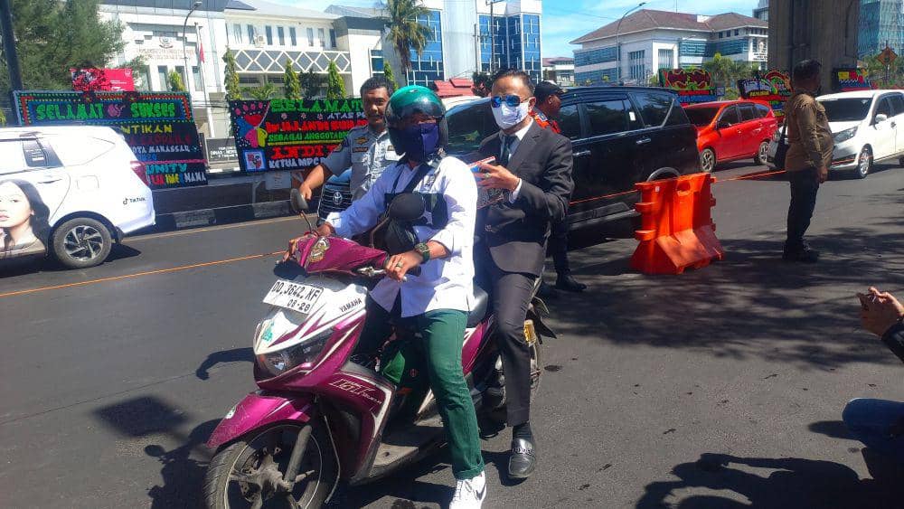 Anggota DPRD Makassar dari PKB, Basdir, tiba di gedung DPRD Makassar dengan dibonceng motor, Senin (9/9/2024). (IDN Times/Istimewa)