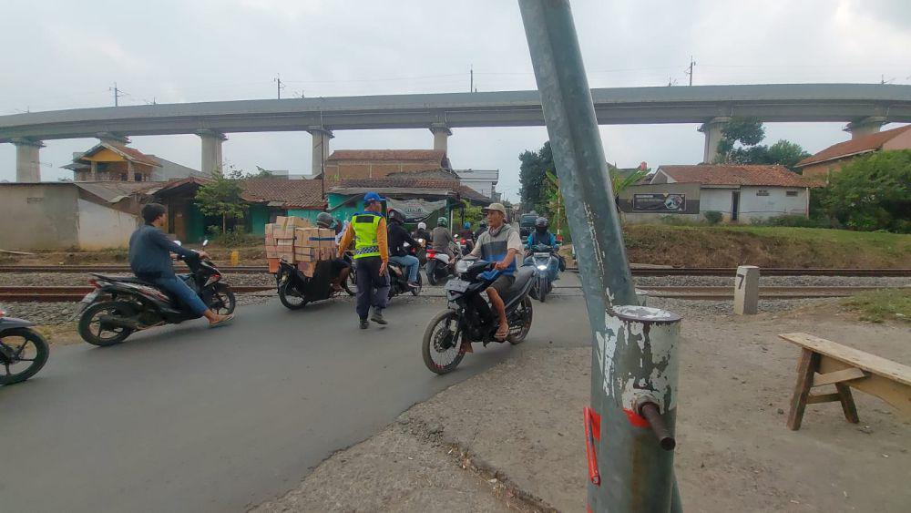 Kisah Penjaga Perlintasan KA Sebidang di KBB: Hanya Diniatkan Ibadah