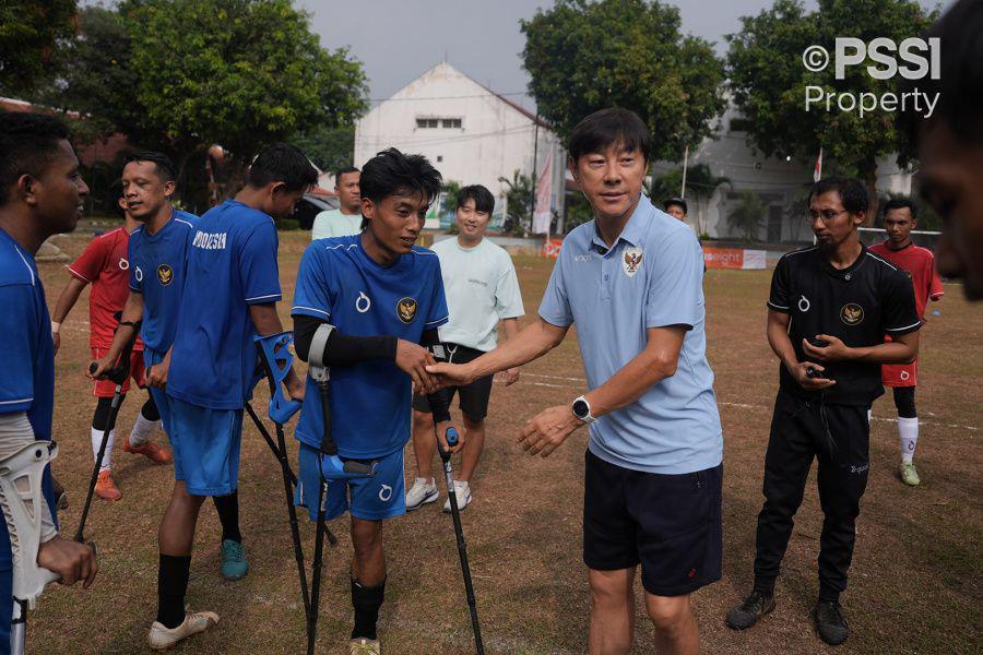 Shin Tae Yong sambangi latihan Timnas Amputasi Indonesia. (pssi.org).