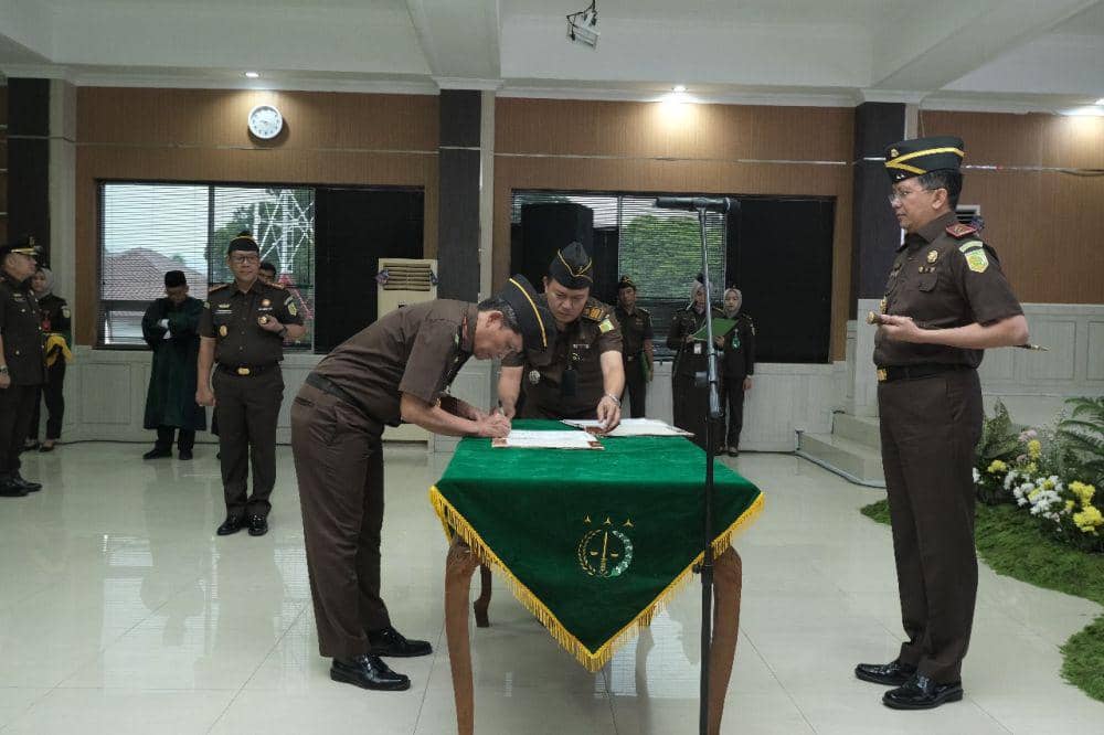 Pelantikan 8 pejabat eselon III di lingkungan wilayah hukum Kejaksaan Tinggi (Kejati) Lampung. (Dok. Kejati Lampung).