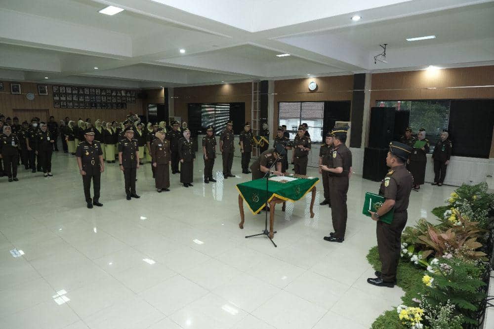 Pelantikan 8 pejabat eselon III di lingkungan wilayah hukum Kejaksaan Tinggi (Kejati) Lampung. (Dok. Kejati Lampung).