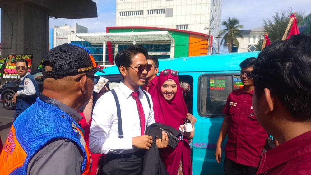 Anggota DPRD Makassar dari PDi P, Udin Saputra Malik, tiba di gedung DPRD Makassar dengan menaiki angkutan umum petepete, Senin (9/9/2024). (IDN Times/Istimewa)