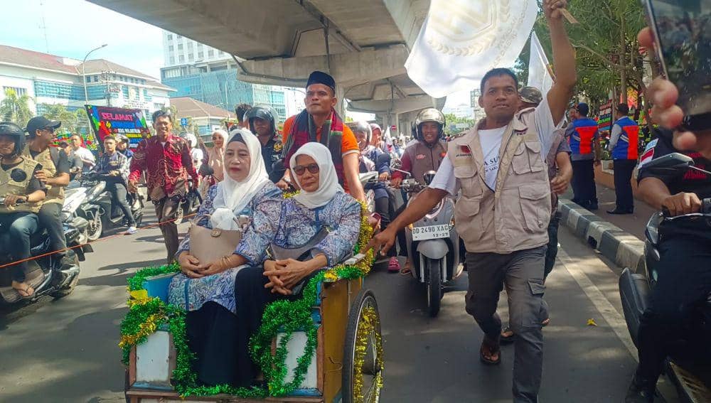 Kendaraan Legislator Makassar ke Pelantikan, Becak hingga Mobil Perang