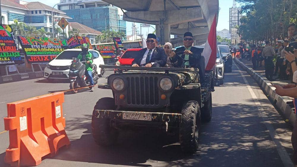 Anggota DPRD Kota Makassar dari PKB, Imam Musakkar, tiba di gedung DPRD Makassar dengan menaiki mobil jeep zaman perang, Senin (9/9/2024). (IDN Times/Istimewa)