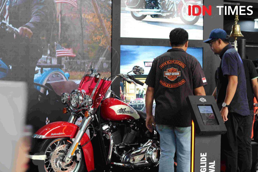ilustrasi konsumen sedang melihat potret Harley Davidson Hydra-Glide Revival di GIIAS 2024 (IDN Times/Muhammad Raffash) di GIIAS 2024 (IDN Times/Muhammad Raffash)