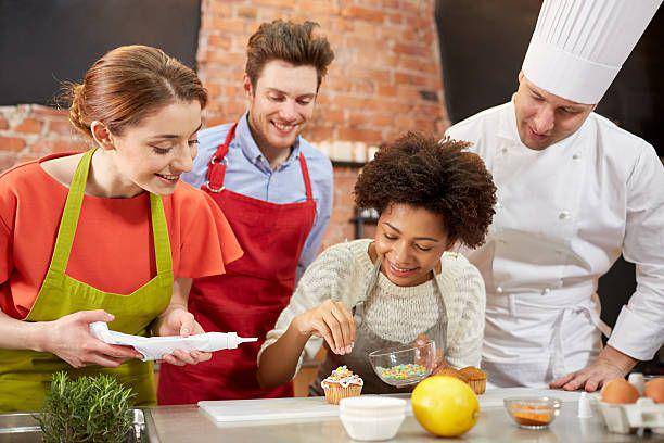 Ilustrasi baking class. https://www.istockphoto.com/dolgachov