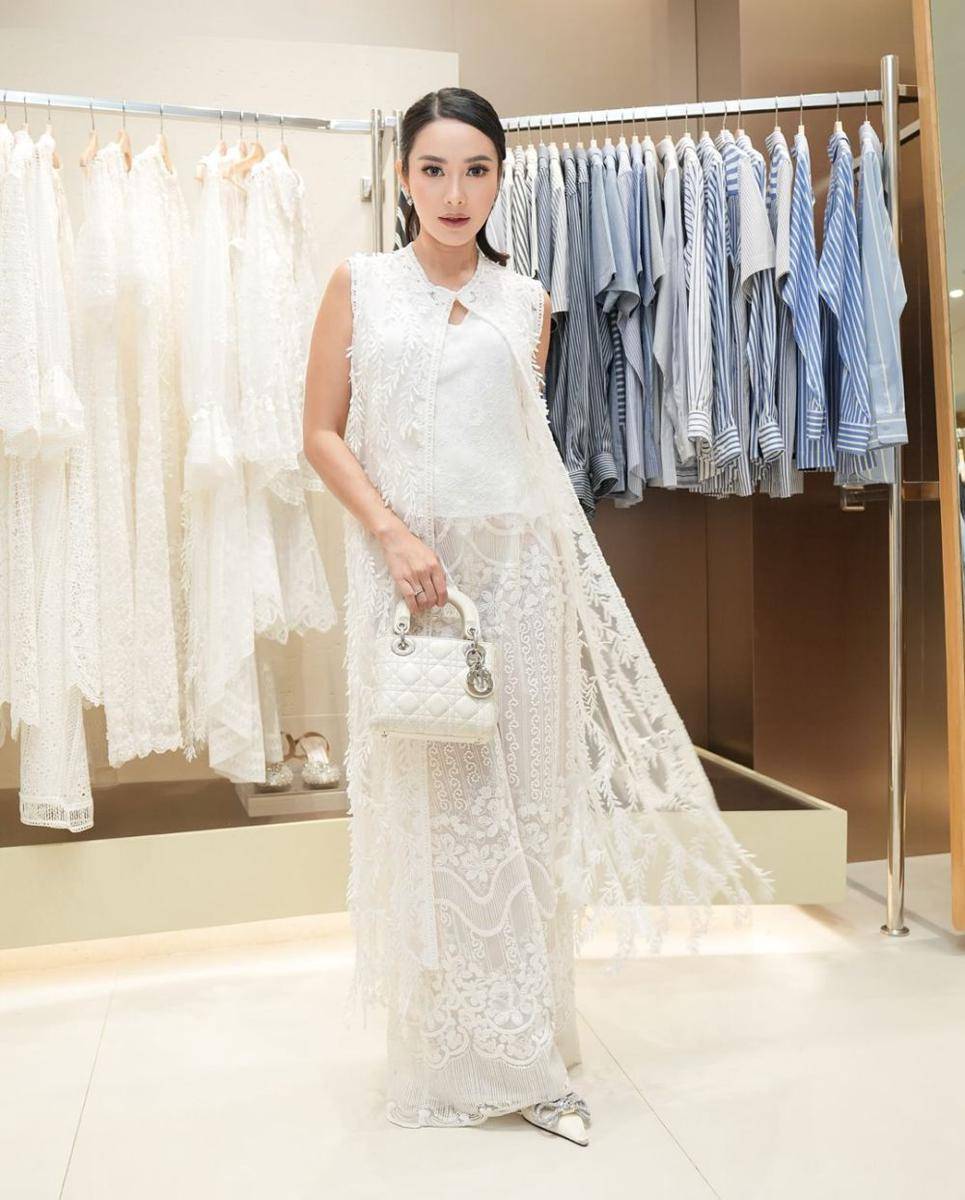 OOTD nuansa putih ala Merdianti Octavia (instagram.com/merdioctav)