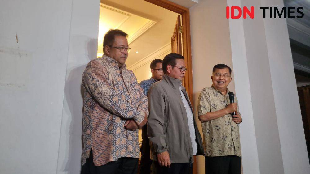 Mantan Wakil Presiden Jusuf Kalla saat menerima kunjungan bakal calon Gubernur dan Wakil Gubernur DKI Jakarta Pramono Anung-Rano Karno, di kediamannya, Kebayoran Baru, Jakarta, Senin malam (9/9/2024). (IDN Times/Muhammad Ilman)