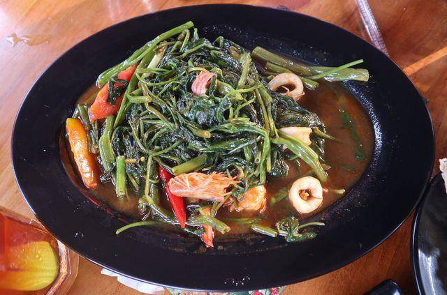 ilustrasi cah kangkung seafood (vecteezy.com/p.sanyoto968635)