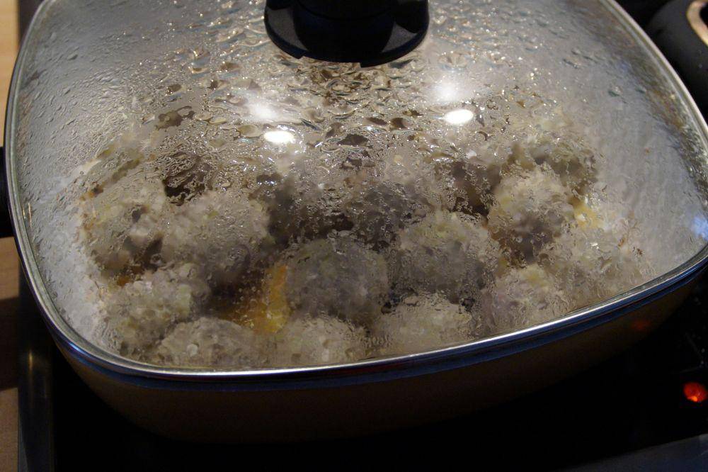bakso yang sedang dimasak