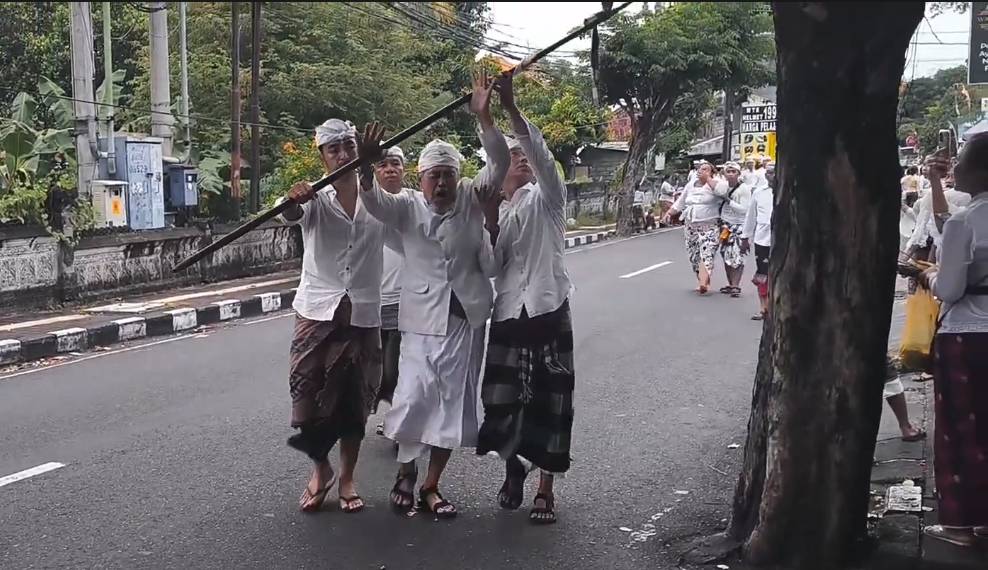 Pelaksanaan Tradisi Maburu di Desa Adat Panjer. (YouTube.com/JEJAK BALI)