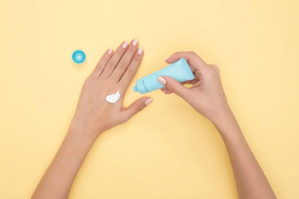 ilustrasi memakai sunscreen (pexels.com/Moose Photos)