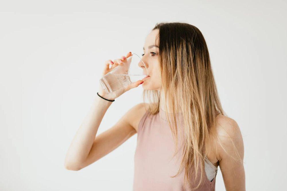 ilustrasi minum air putih (pexels.com/Karolina Kaboompics)